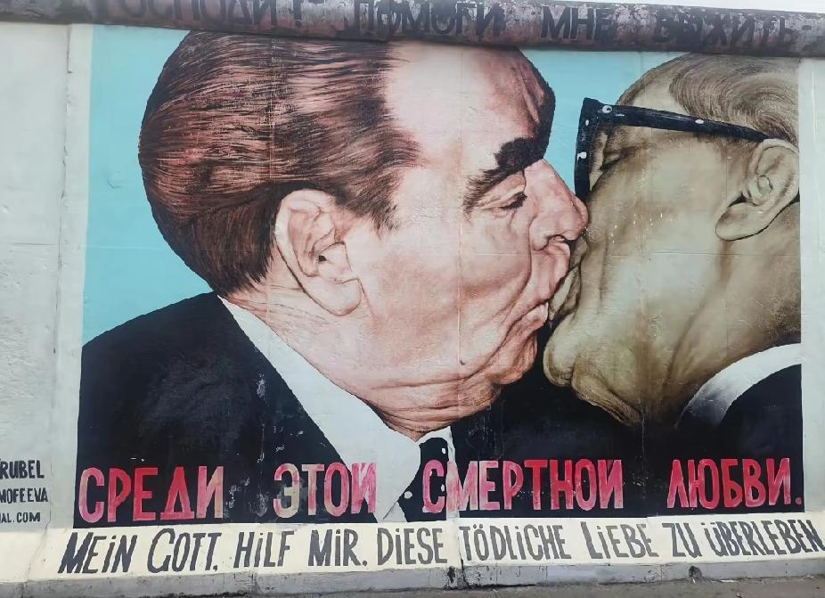 勃列日涅夫的“硬核亲吻礼”，藏着冷战时期的真实历史
 
西方见面礼是亲吻礼，一般