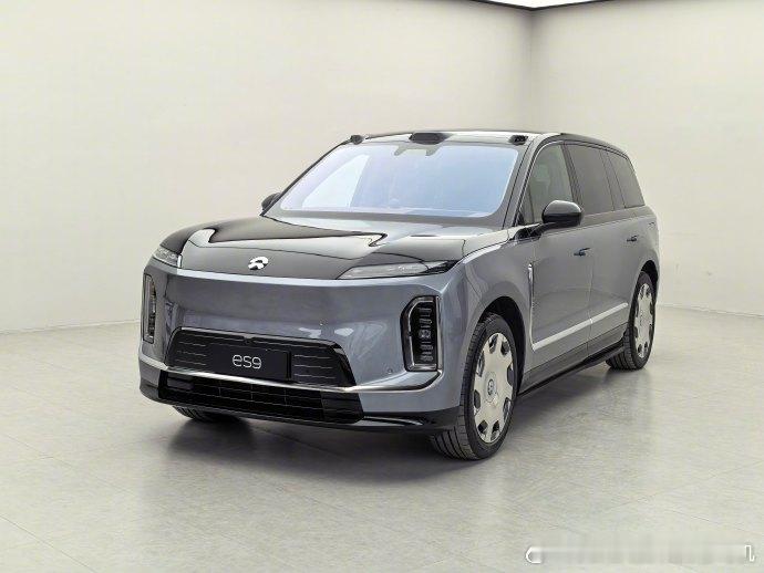 蔚来ES9的定位，是“智能电动行政旗舰SUV”。这个定位其实和MPV的重合度相当