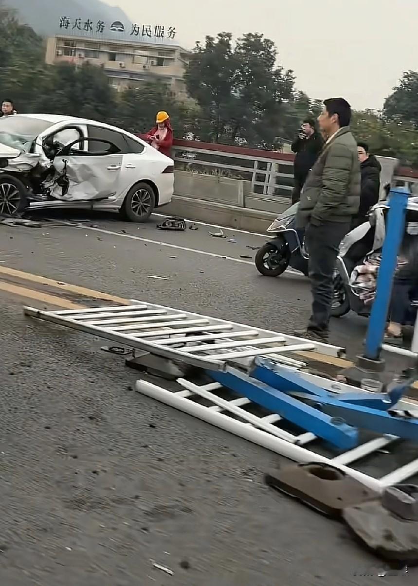 宜宾白塔山路段再发车祸，现场触目惊心。

 
2025年12月27日下午，宜宾白