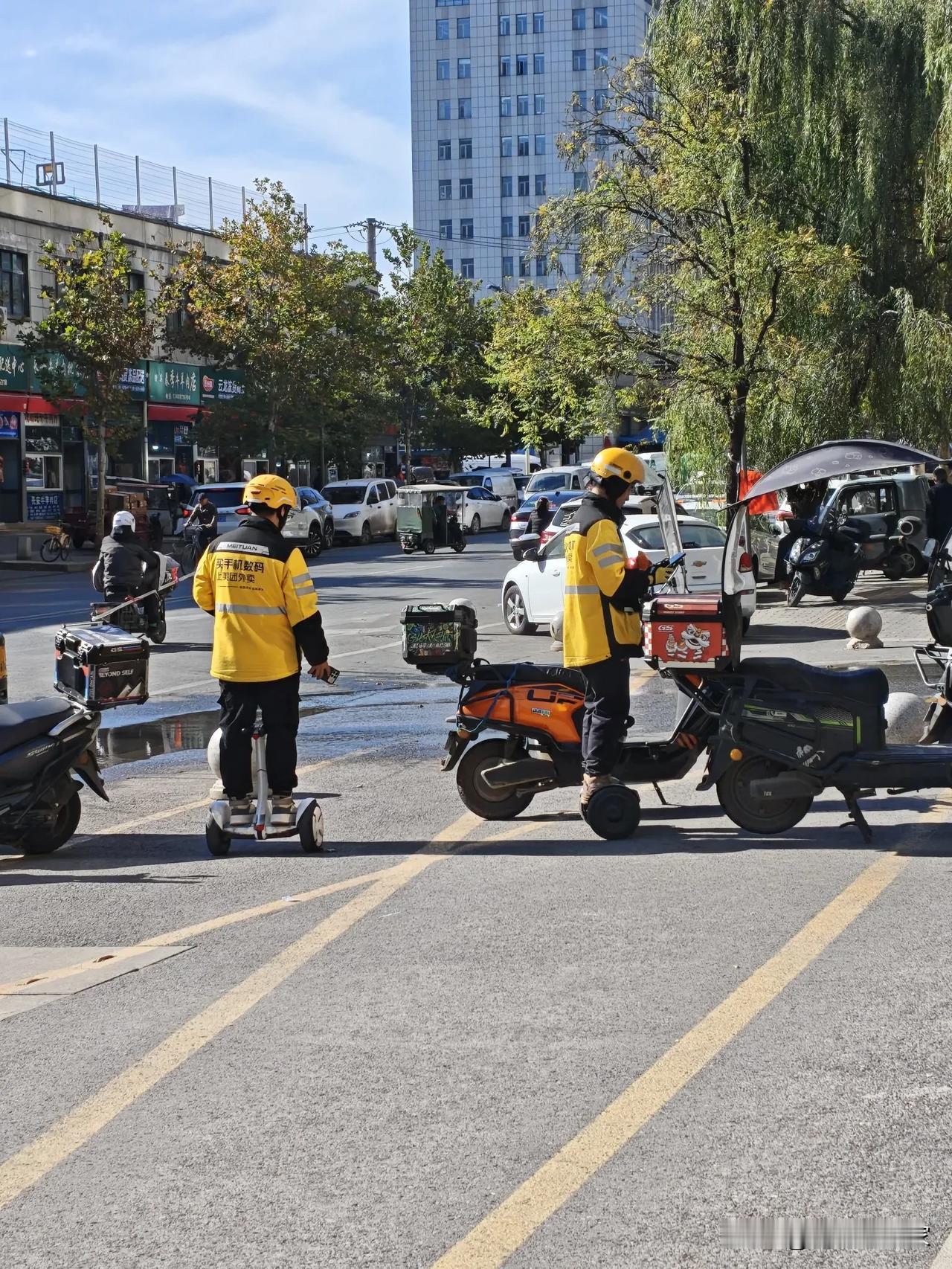 现在外卖小哥也是够卷的[机智][机智][机智]