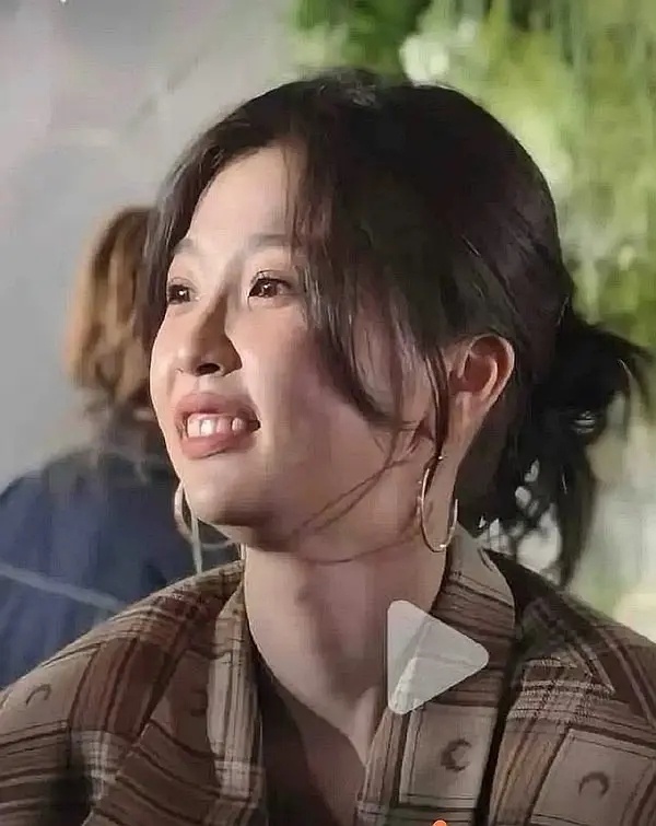 捞🐟是不是龅牙啊其实好多剧照和生图都挺明显的 