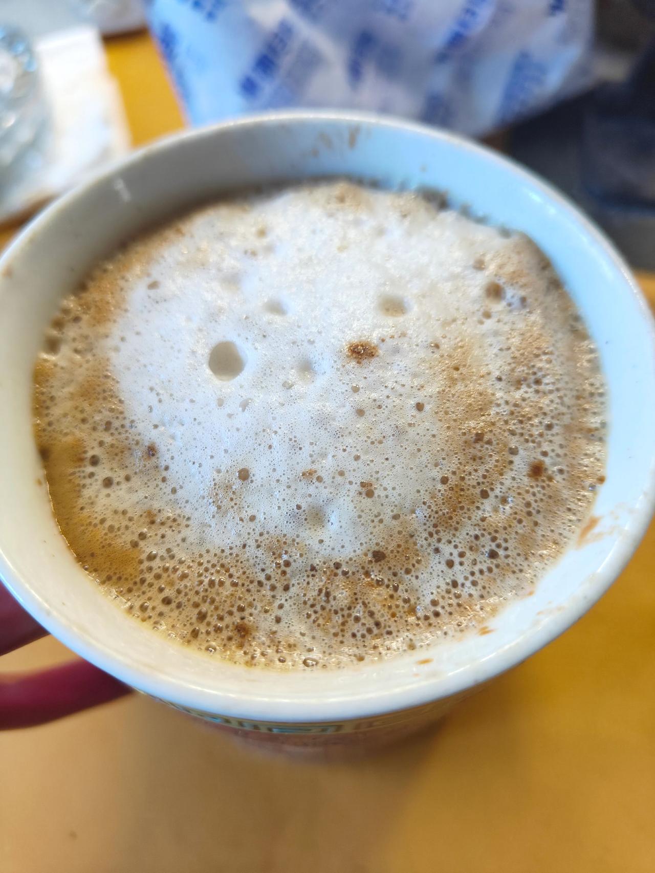 ☕奶泡像朵云☁️，抿一口，苦与甜在舌尖跳圆舞曲～生活本就是杯拿铁，苦中藏着温柔呀