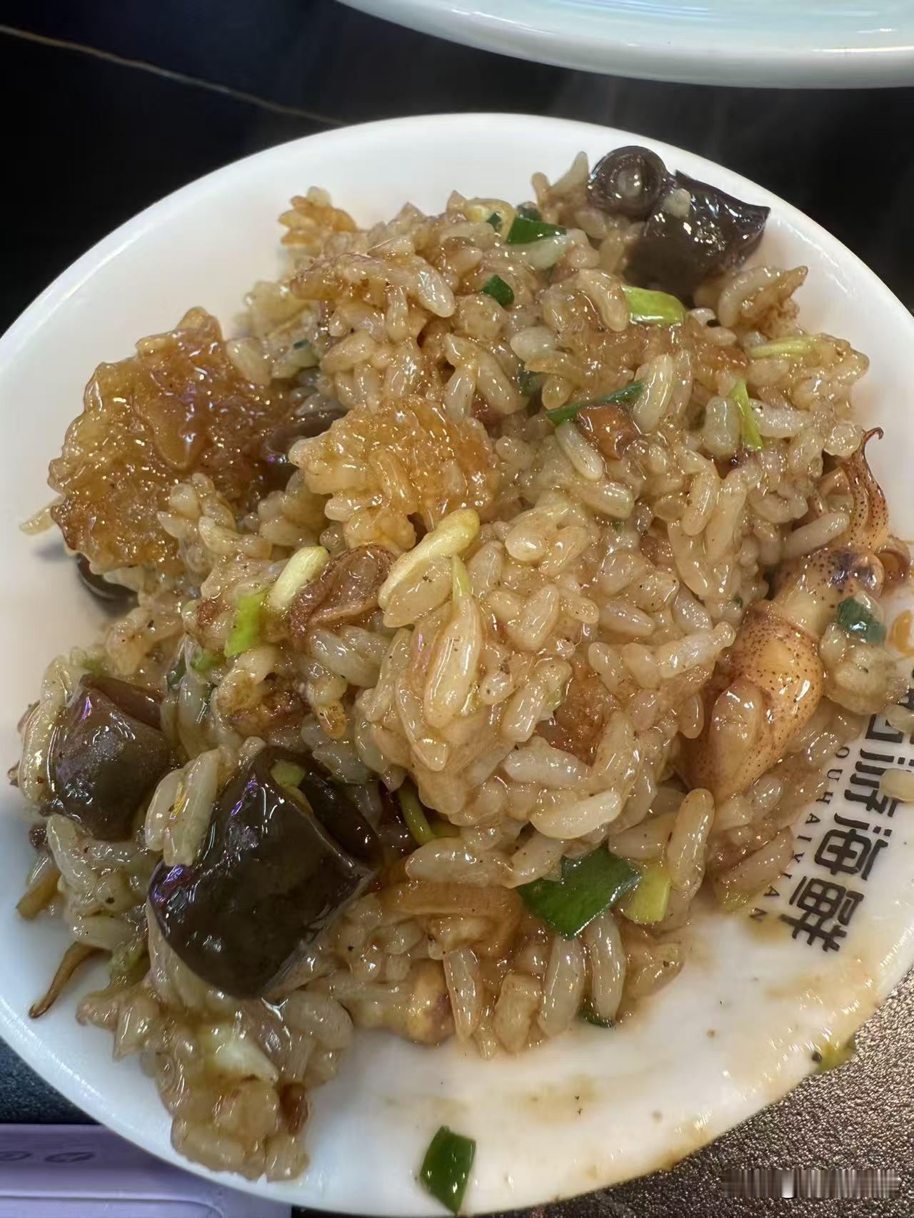 闺女去连云港，中午吃的啥啊？有认识的没？说是海肠饭，我今天也买了虾肉，等她回来包