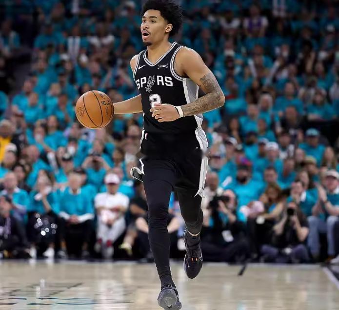NBA总决赛第四战，马刺与尼克斯的比赛进行到第四节。哈珀目前登场27分钟，拿到2
