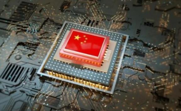 中美芯片大战，日本人突然发现了一个重大的秘密！美国靠着尖端芯片死磕中国，而中国呢