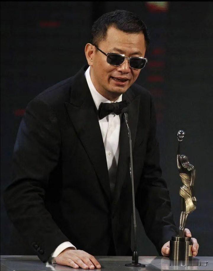 王家卫会不会塌方和王家卫该不该塌方是两个问题，虽然滤镜碎了但毕竟能力资历还在。​