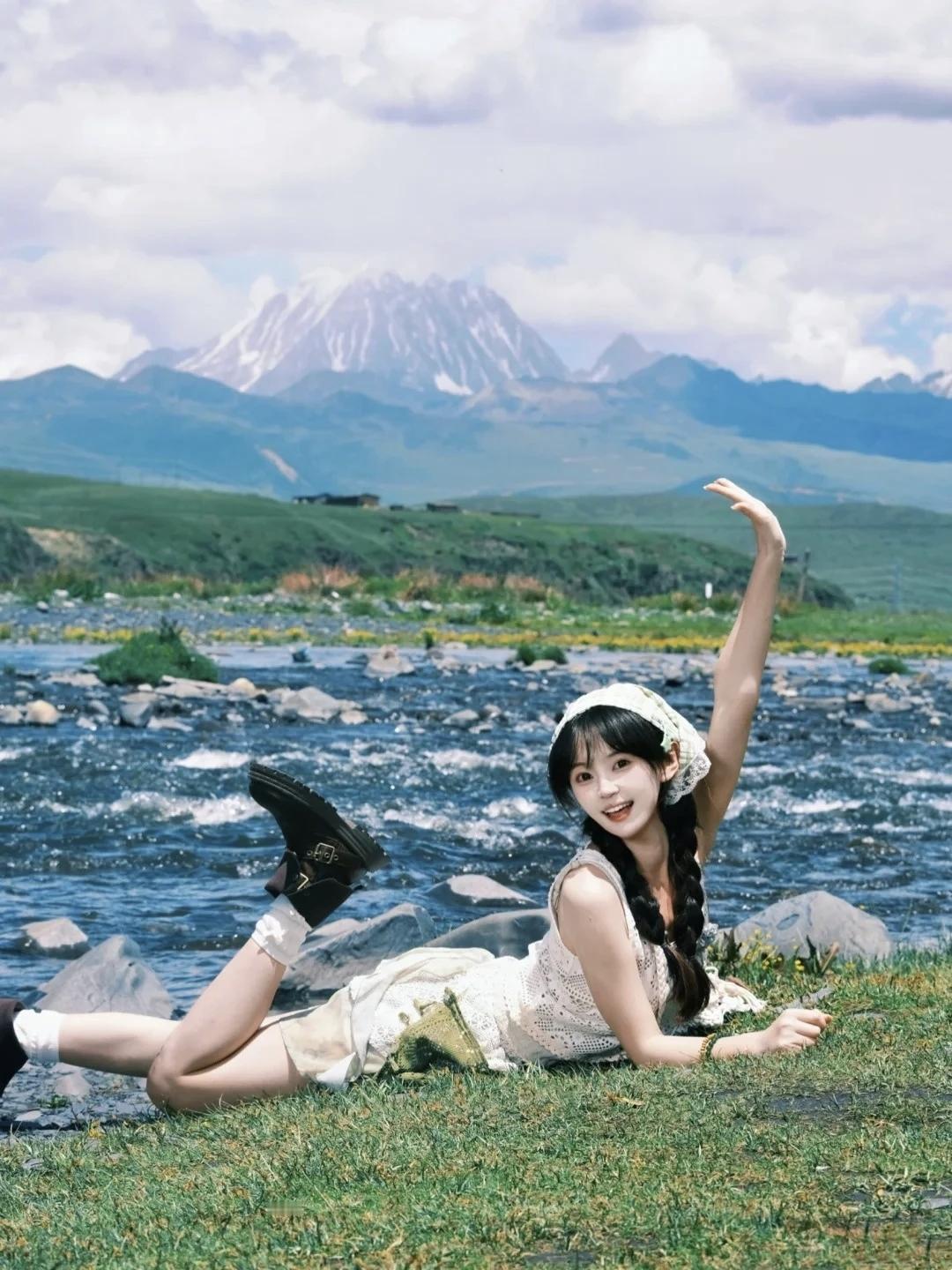 少女在山间草地上的欢快时光🌿💃怎样的女孩才算清纯可爱