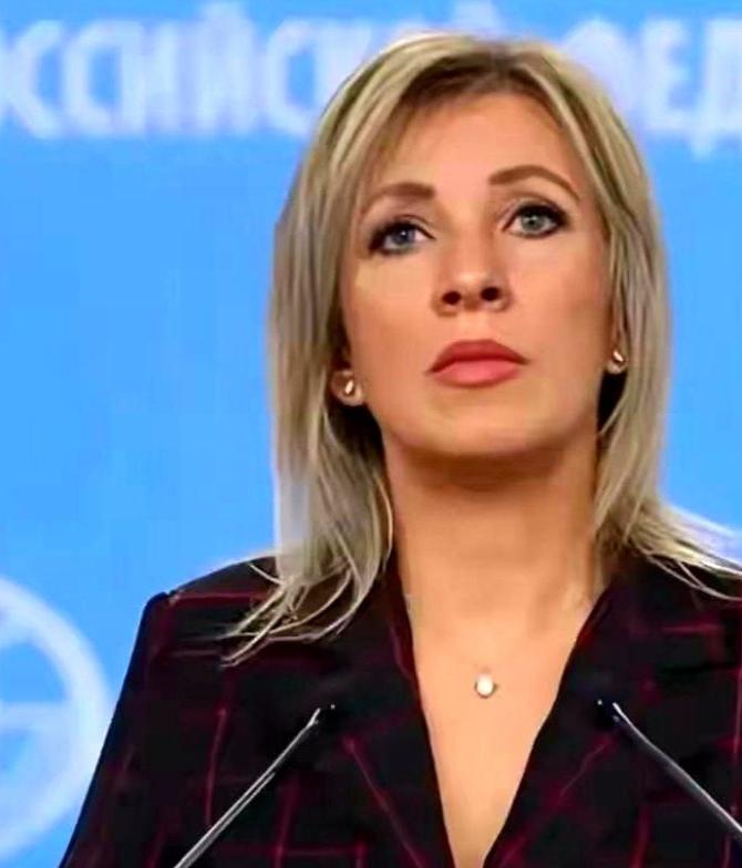 俄罗斯那个女发言人扎哈罗娃，算是彻底把桌子掀了。

她对着全世界的镜头，一字一句