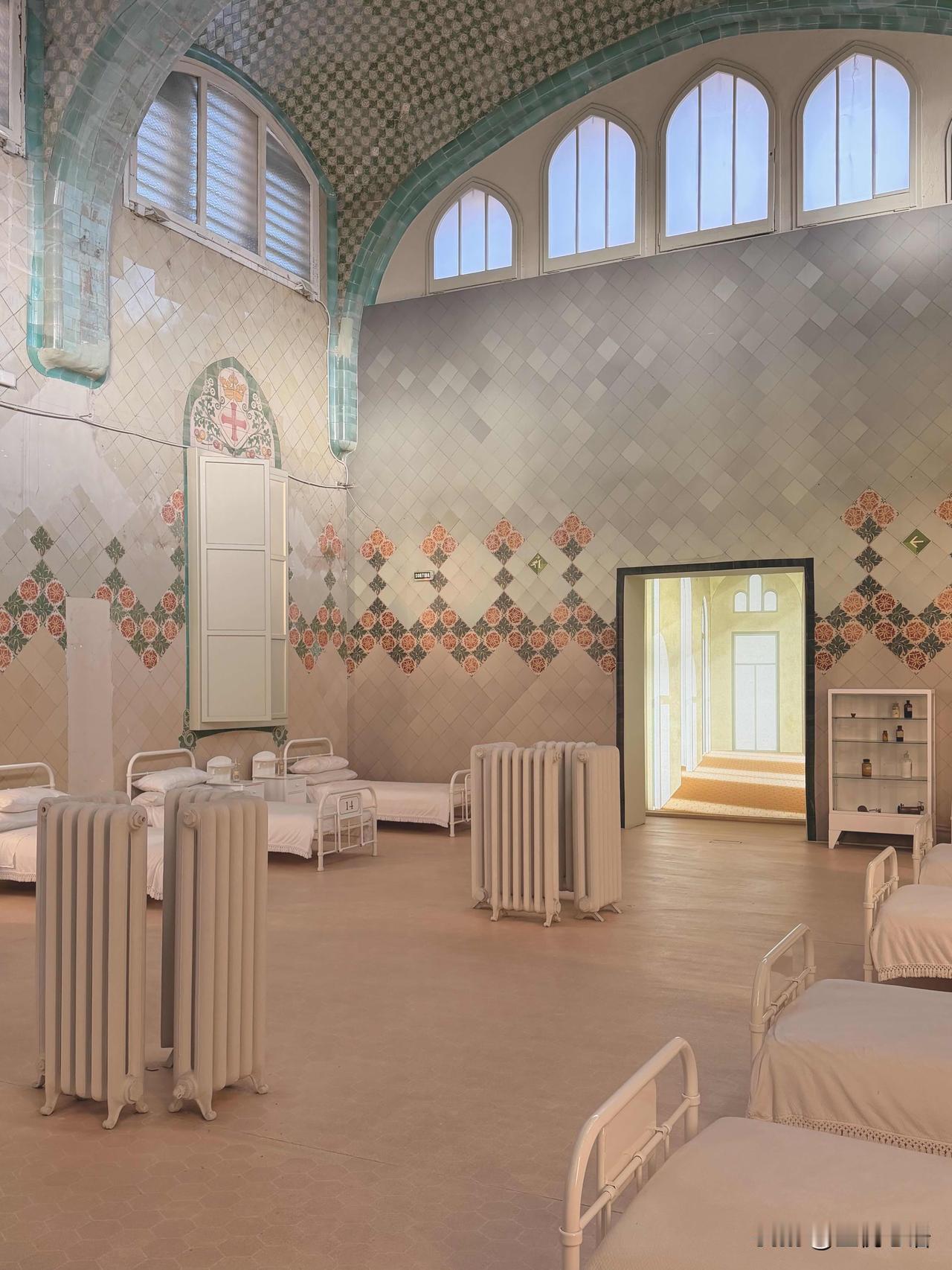 谁能想到100年前的巴塞罗那医院美成这样！
100多年前的圣十字保罗医院，
居然