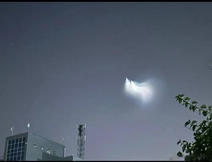 13日晚，我国天空空域疑似齐射了两枚导弹，全国多地很多人都看到那绚烂绮丽的景象。
