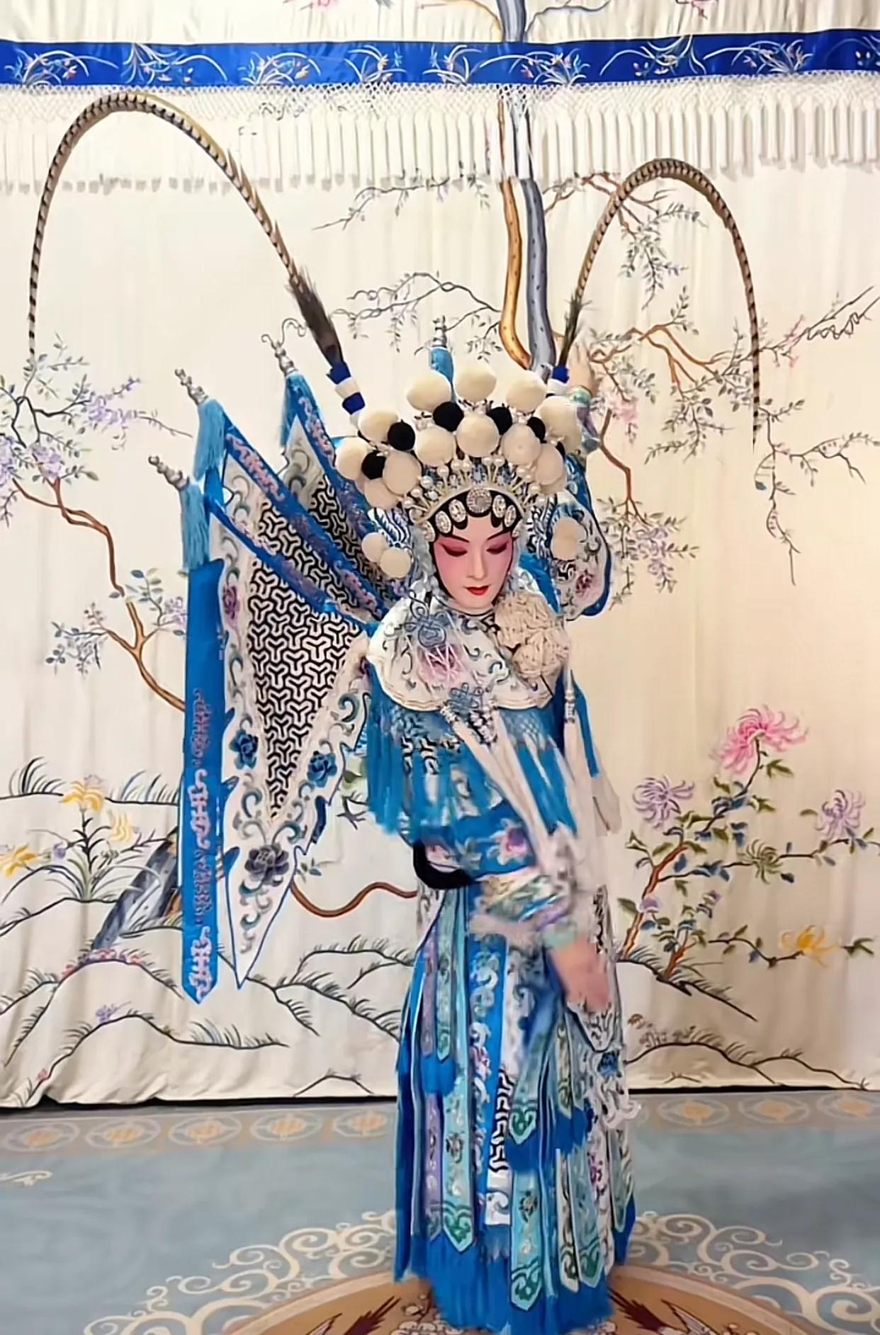 安安这下腰看上去已经是直角了
真牛啊，科班出身确实不一样
她如果直接去搞京剧
或
