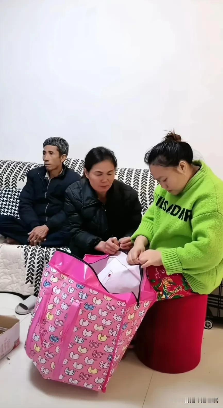 小松带着越南一家人回到国内带货与探亲。然而，越南丈母娘一路晕车，处处都需要小松照