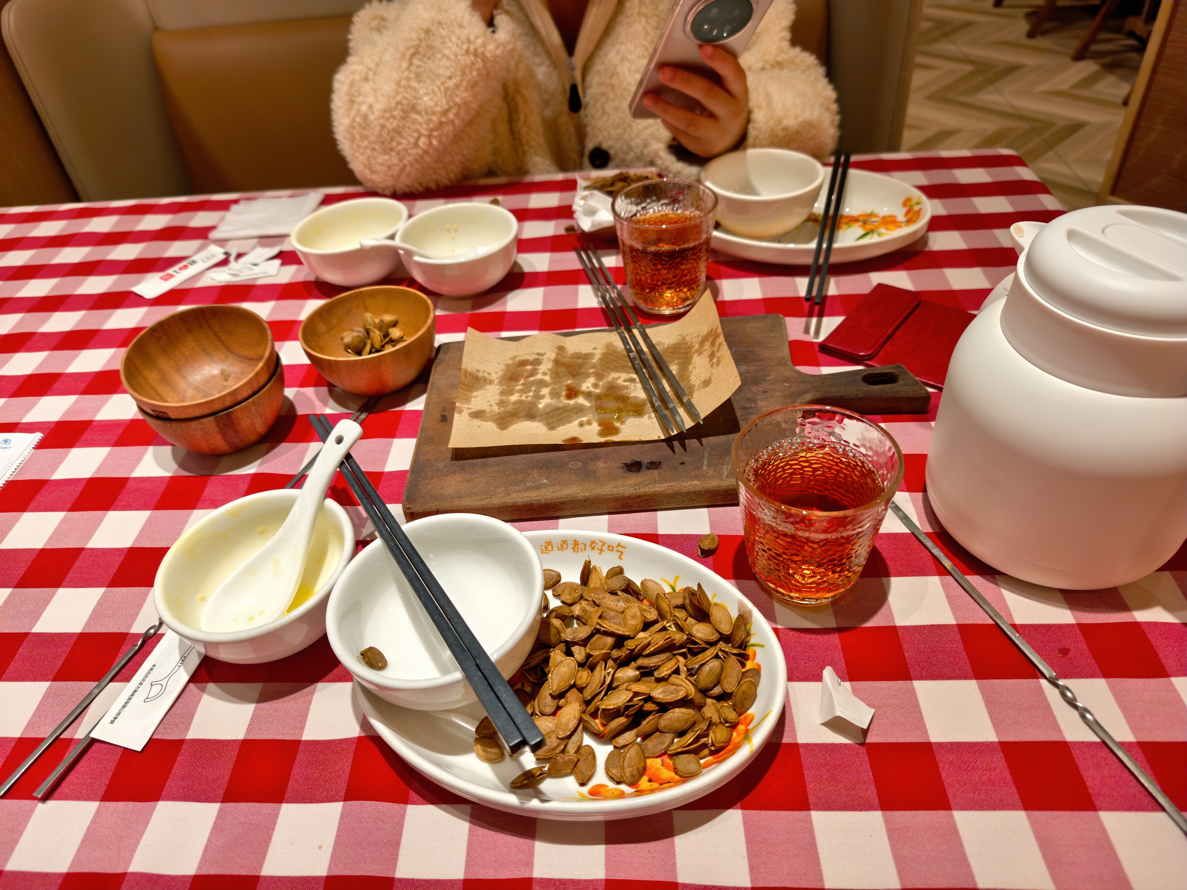 西贝真挺好的…逛完商场累了来西贝点了一份羊肉串，吃了人家免费的小米粥两碗，吃了 