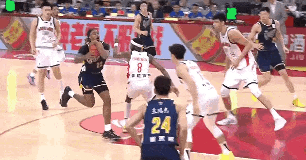 王少杰真是太不给前队友徐昕面子了！在今晚广东对阵广州的第二节比赛中，麦考尔突破送