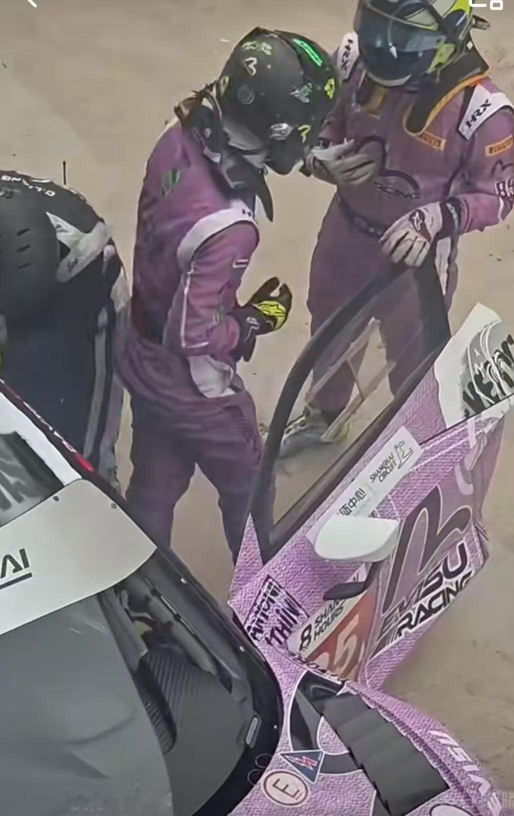 王一博练完车帅气进站王一博上赛直播预告王一博练完车帅气进站，酷，[送花花][送花