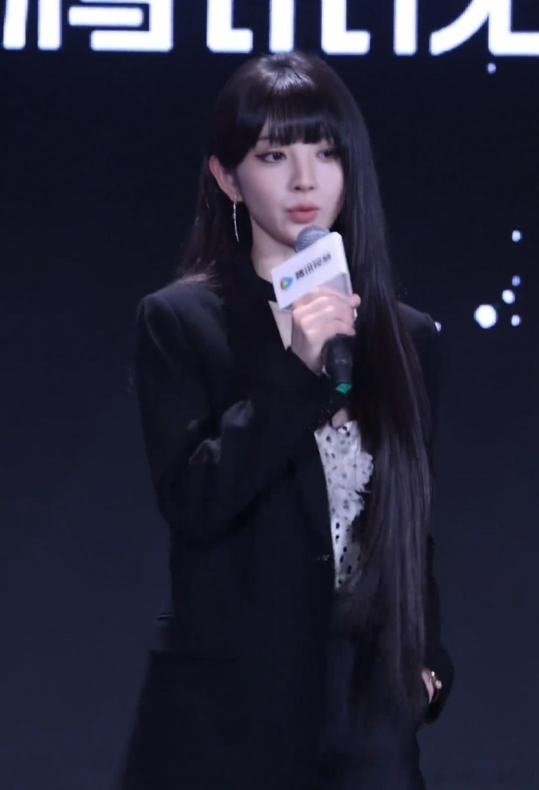 据说这是田曦薇，但确实挺像Lisa！ ​​​