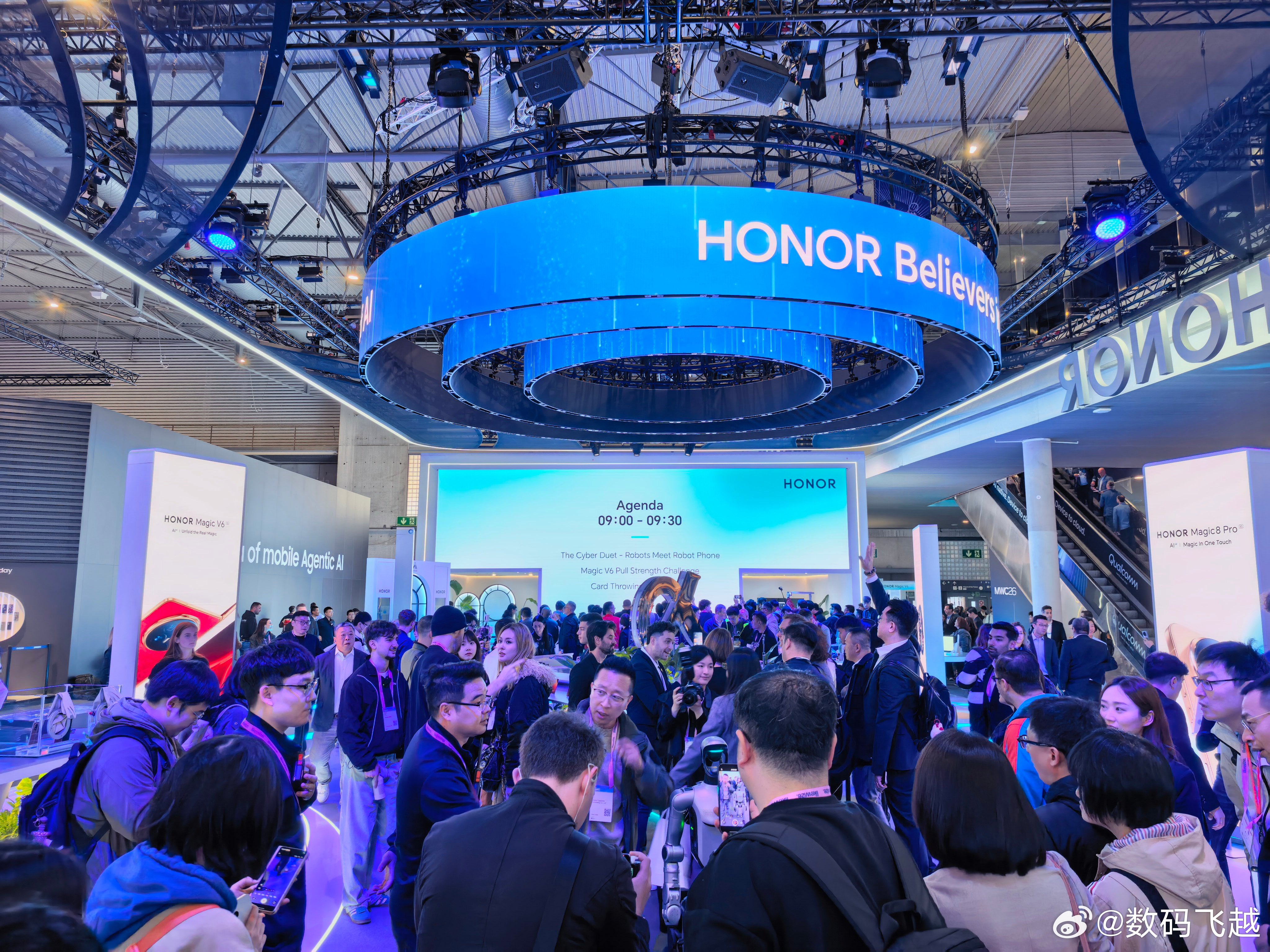mwc2026感受一波荣耀展台，真的太热闹了，九点进来到现在，参观者一直络绎不绝