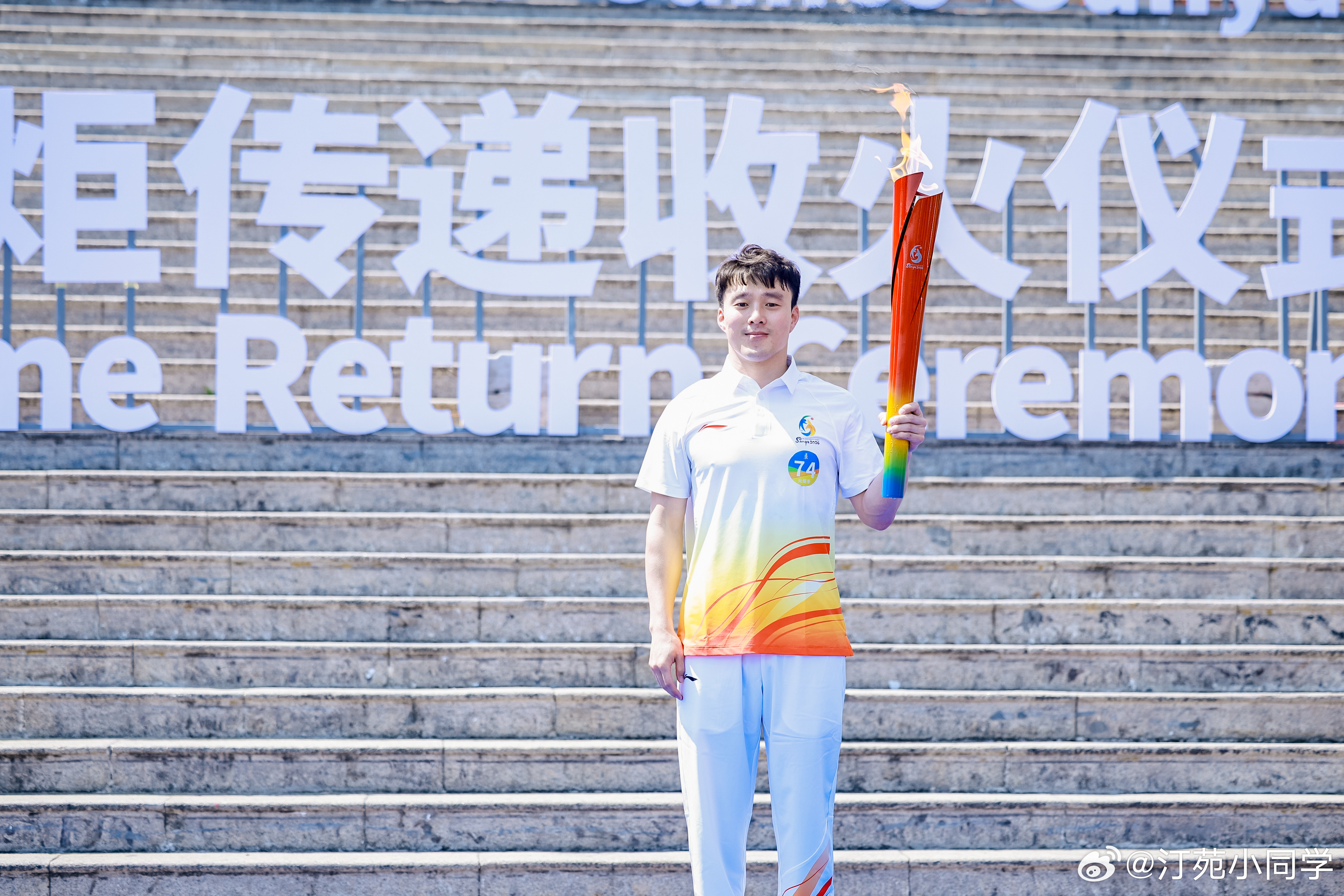 三亚亚沙会三亚亚沙会火炬传递  3月30日举行的三亚亚沙会火炬传递，自由式滑雪空