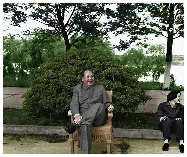 时间会证明，所有的头衔统统会被拿掉，人们更多的会叫我一声“教员”。我们天天喊老人