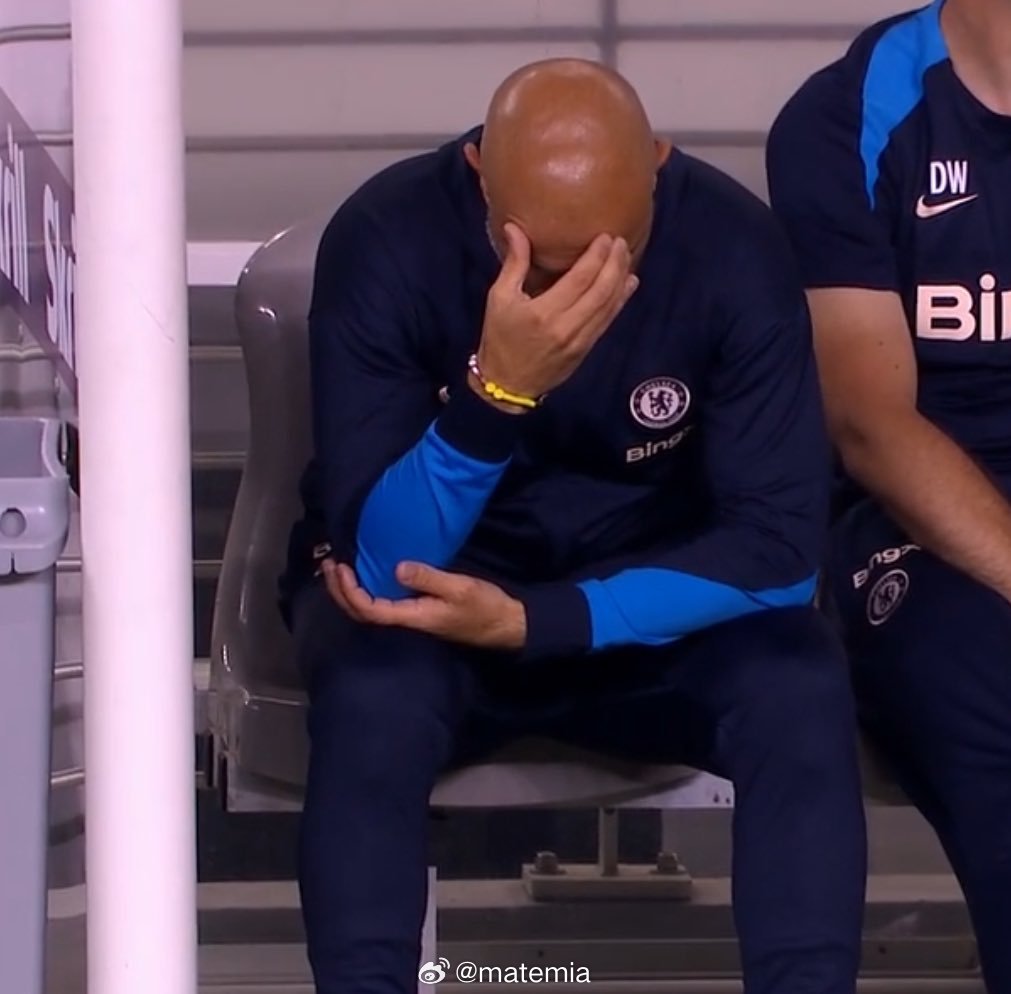 ⏱️半场结束🔚 ：🔵 切尔西 0-2 伊普斯维奇 🚜🔴 利物浦 1-0 