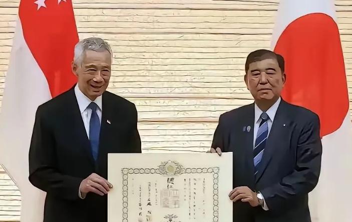 在临近93阅兵这个关键节点上，接受日本勋章的李显龙，中国以后不会再待见他了，再有