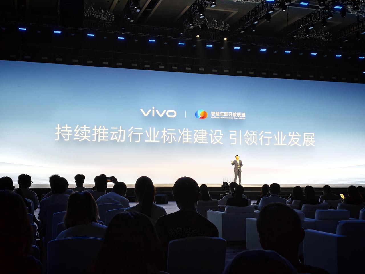 vivo副总裁周围表示，将积极推动行业标准建设，首先将推动车载无线充电标准统一，