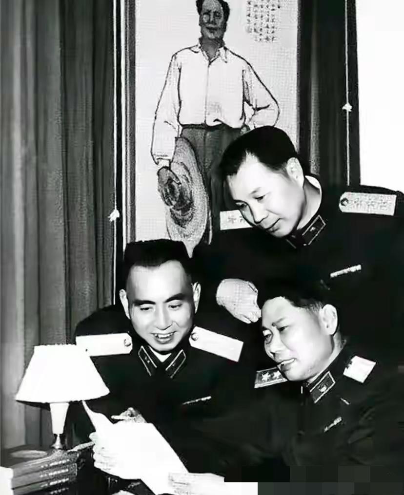 1927年9月20日，14岁的杨勇趴在里仁学校墙头听毛泽东作秋收起义动员。毛泽东