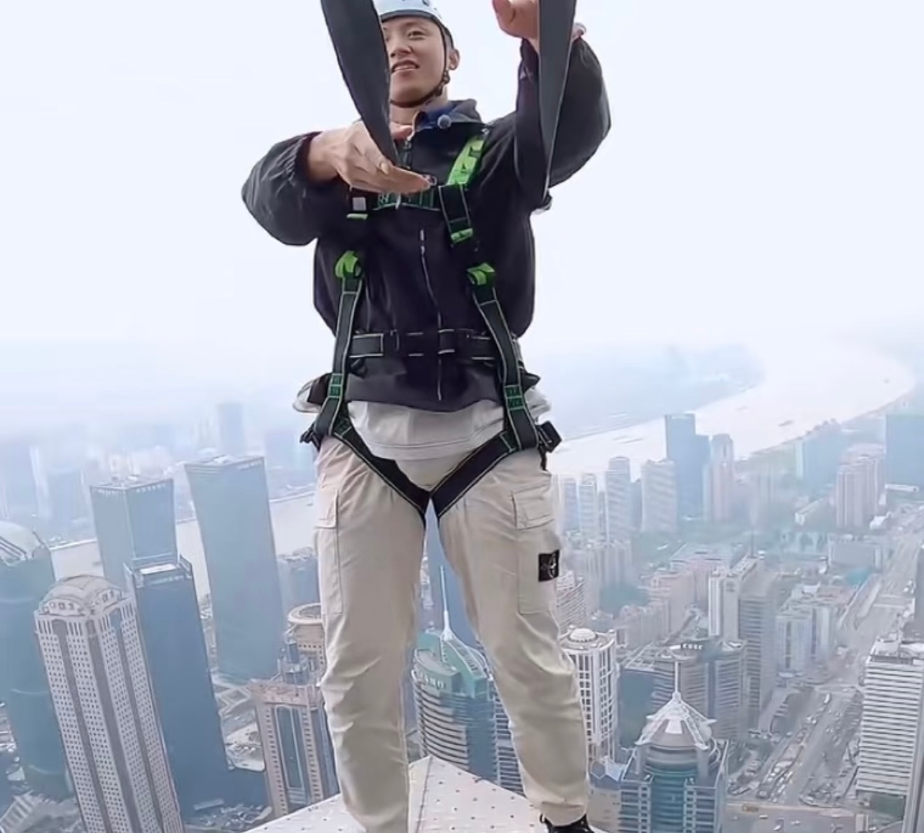笑死我了今天已经在首页和各大微信群看到了无数男明星攀岩吊威亚版本的老鼠排行榜比对