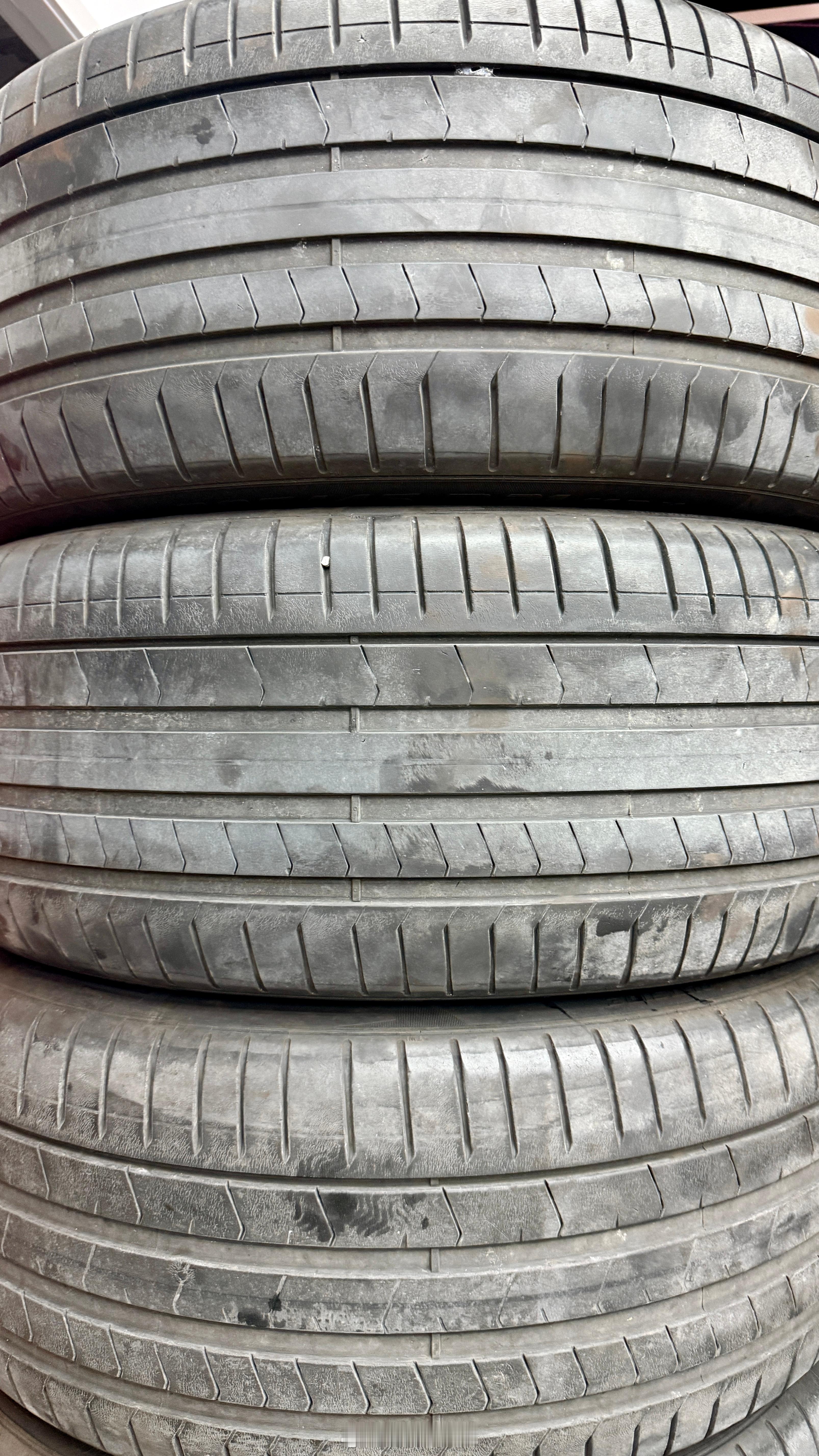 轮胎耐磨指数可分为三个类别￼￼￼：• 夏天标准型轮胎：耐磨指数为160到300，