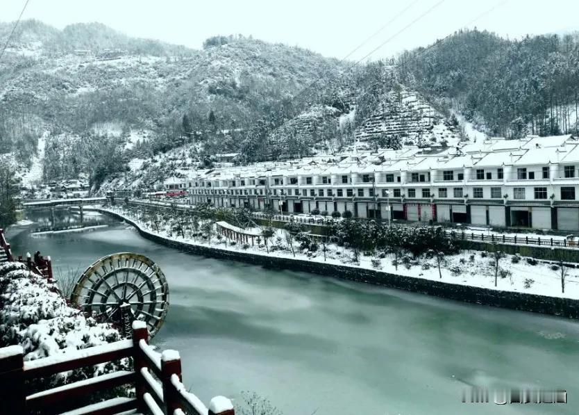 岁末忙碌，心向雪乡。家乡周至未雪，念起陕南镇巴的银装。兴隆藏于镇巴东隅，山水相依