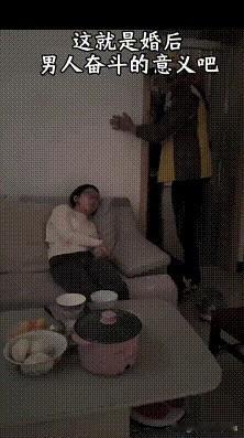 看哭了！夜里二点左右，残疾妻子靠在沙发上睡着了，她还在等和自己一样身有残疾的丈夫