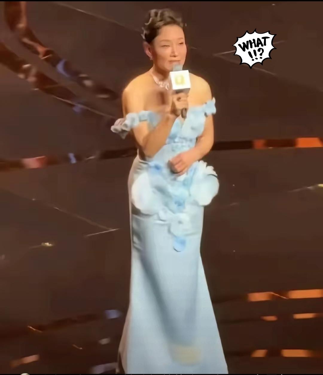 上海电影节红毯上，65岁的陈冲穿着那身天蓝色鱼尾裙亮相，开口一句“很荣幸回到自己