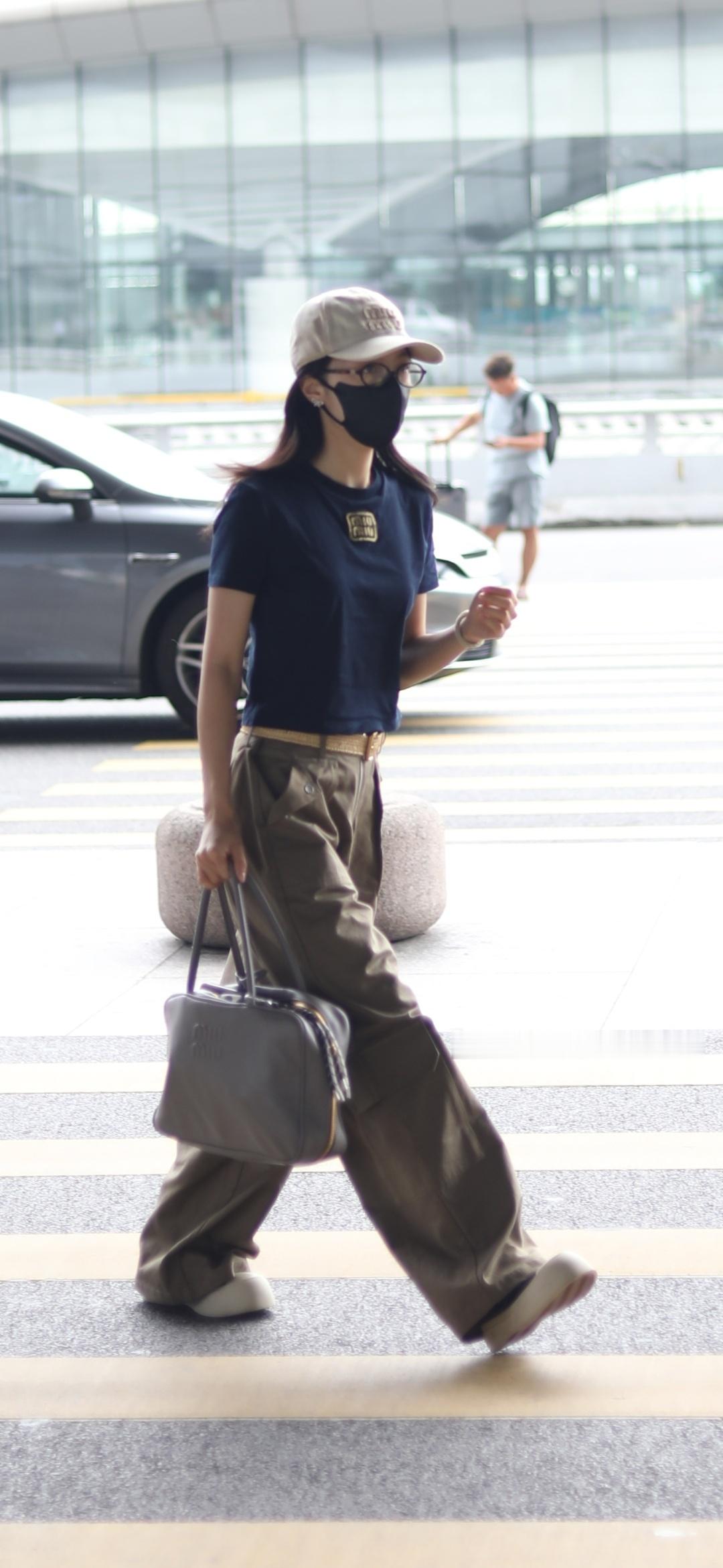 赵今麦丨代一代女团机场出发照[上课]#被赵今麦认证的路透# ​​​