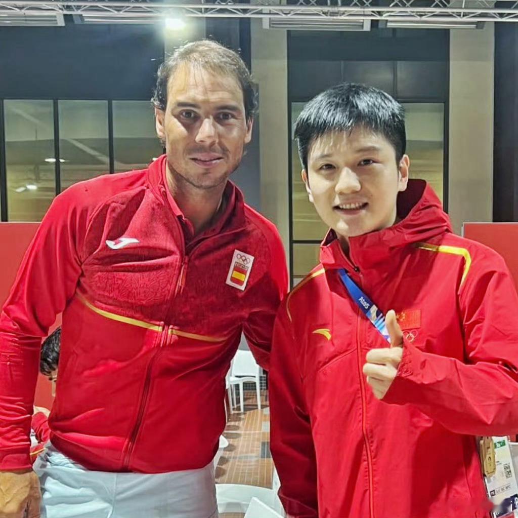 在奥运村里，纳达尔和阿尔卡拉斯就是行走的人形合影立牌吧[允悲]小胖也晒出了和他俩