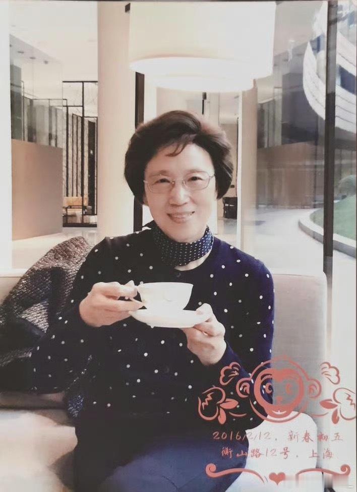 董卿母亲癌症去世“母亲是一本厚重的书，书页上记载着无尽的辛酸与甜美，她是我们生命