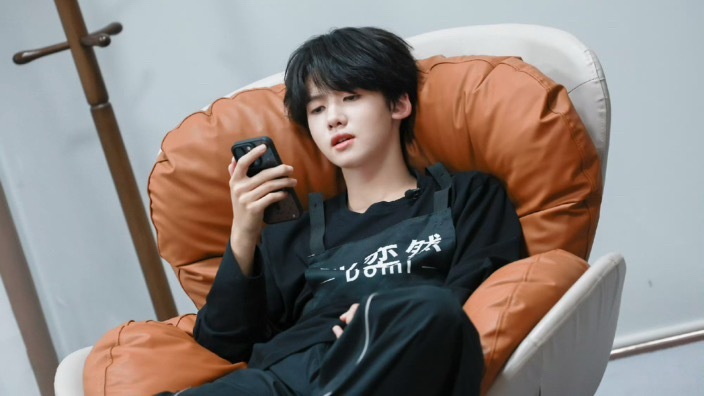 姐妹们 我老公查手机的时候每次一露出这种表情我就知道今晚我要糟糕了🥹 查完手机