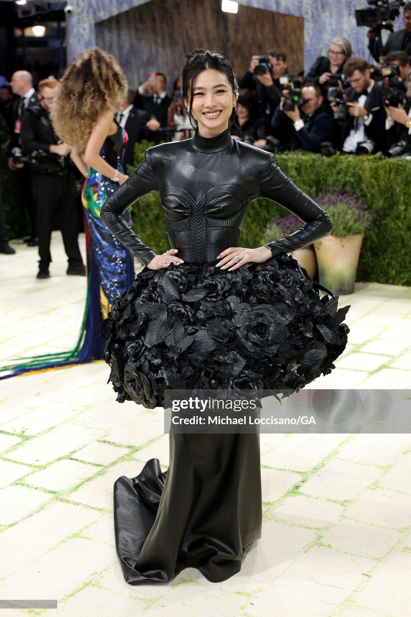 郑浩妍 x Met Gala 2026HoYeon也来了，包裹得很严实的一套。 