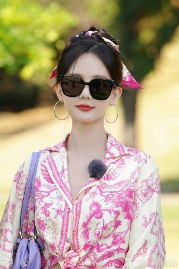 李一桐模仿小猫美而萌之李一桐凶萌小猫：别惹我！……啊算了根本凶不起来，太可爱了！