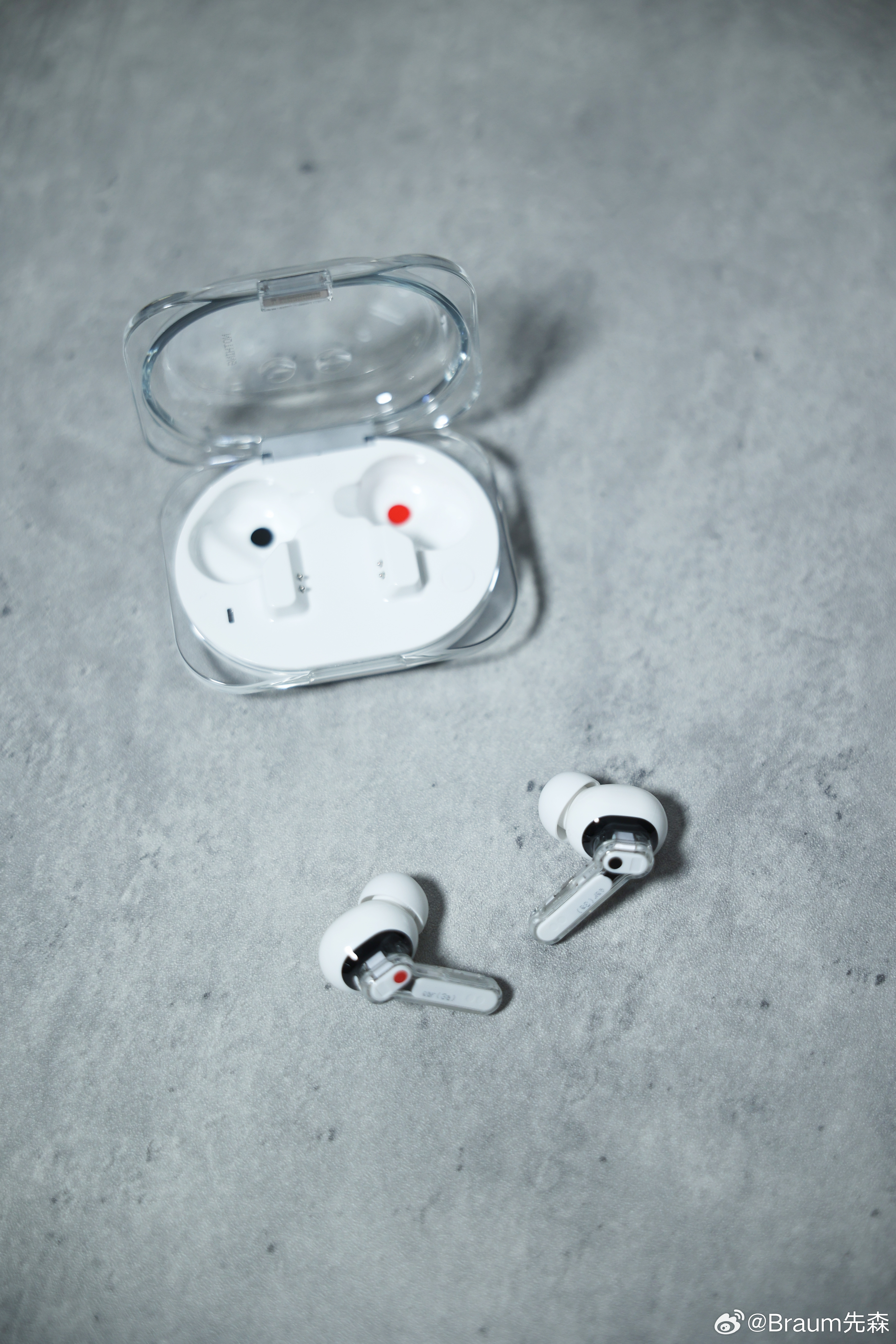 来自Nothing Ear (3a) 真无线耳机实物。依然是经典Nothing透