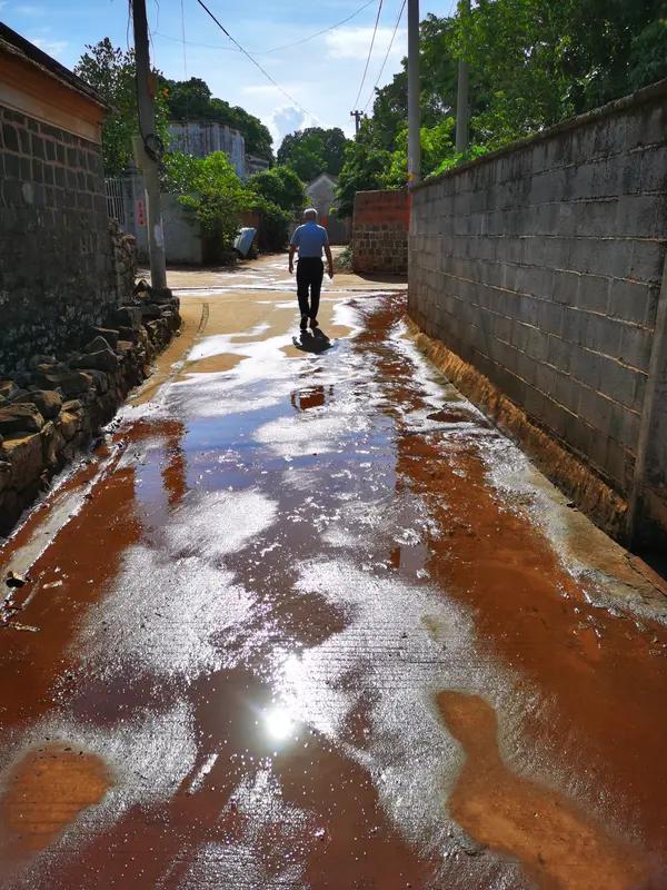 倔老头嫌儿子不赚钱合理吗肯定不合理啊，赚钱的方法又不是只有打零工，这个老头其实也