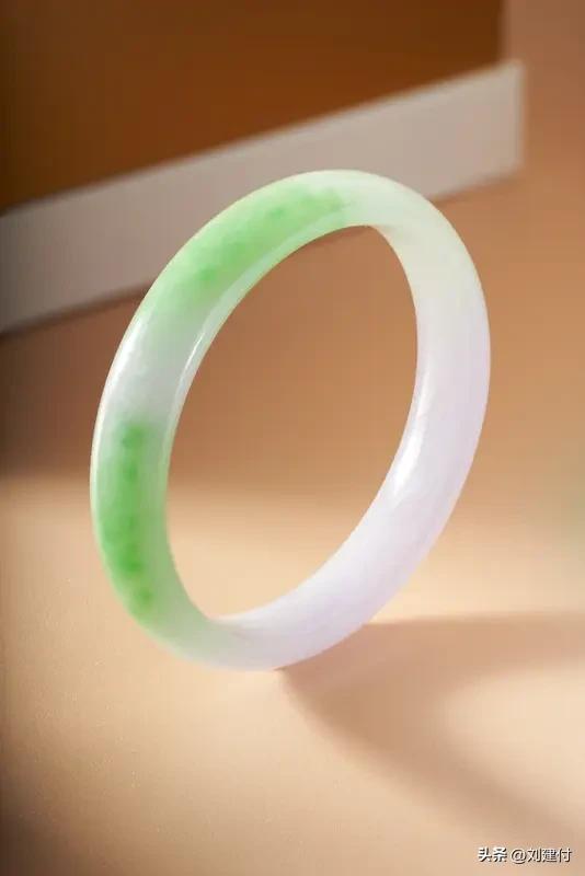 女子晒奶奶戴30年玉镯发现奇特现象 女子晒奶奶戴30年玉镯现奇特现象
最近刷到一