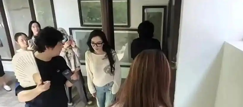 58岁萧蔷捐出浪姐全部收入，不婚不育住3300平米豪宅，这状态谁看了不羡慕 