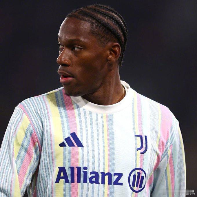 【】媒体近日报道尤文图斯前锋戴维因为性格内向和语言不通遭到更衣室孤立，没有被邀请