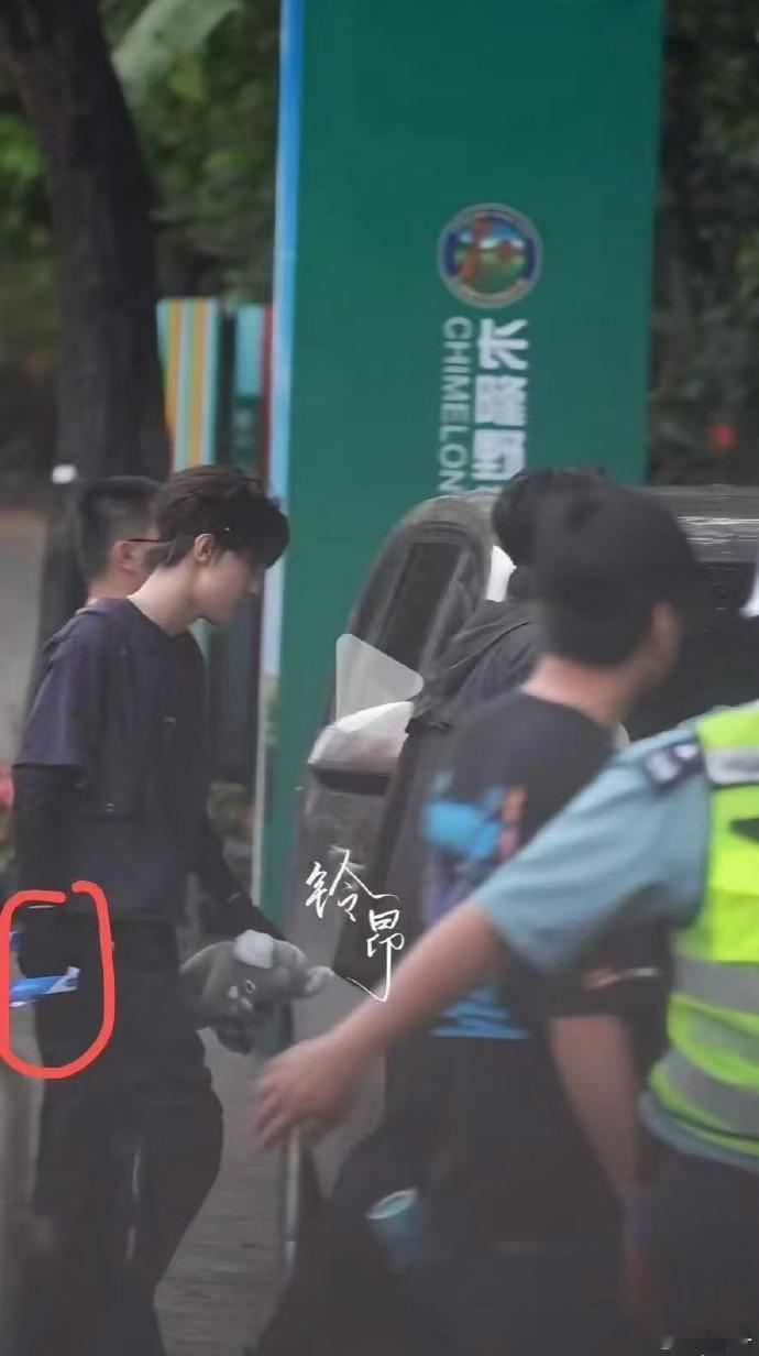 张泽禹的“不要骗我哦”太戳人，路人小姐姐反应真实自然，让人期待正片解锁这一幕。 