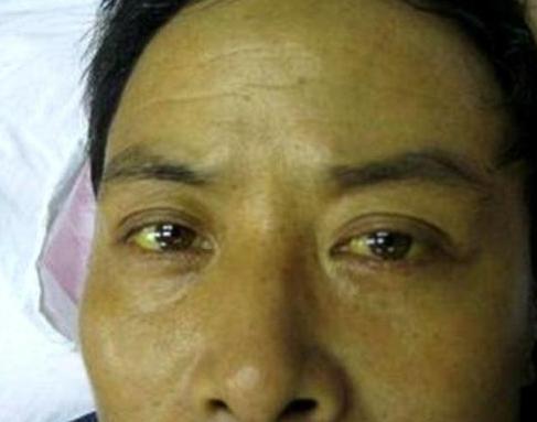 老婆身体不舒服，我带她去医院看看，检查后医生说我老婆没什么事，反倒是一直打量我，
