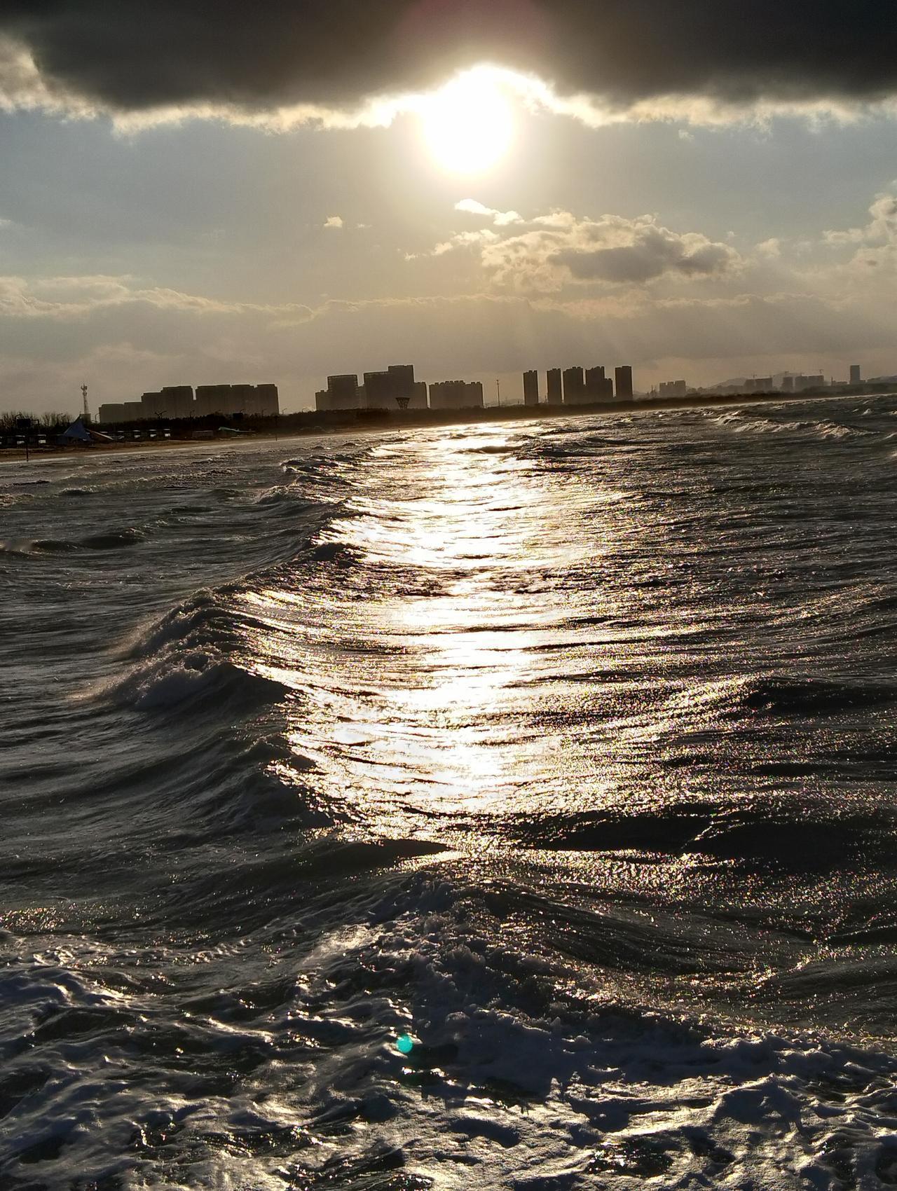 今天下午上西口码头，一个人的影子也没有见到，狂风呼呼咆哮着，惹得桅杆上的红旗嘶嘶