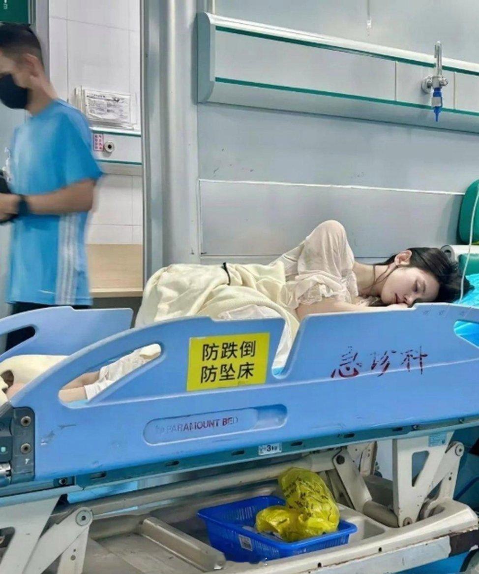 女朋友喝醉酒了，送她来医院看看，真的是麻烦人了。 