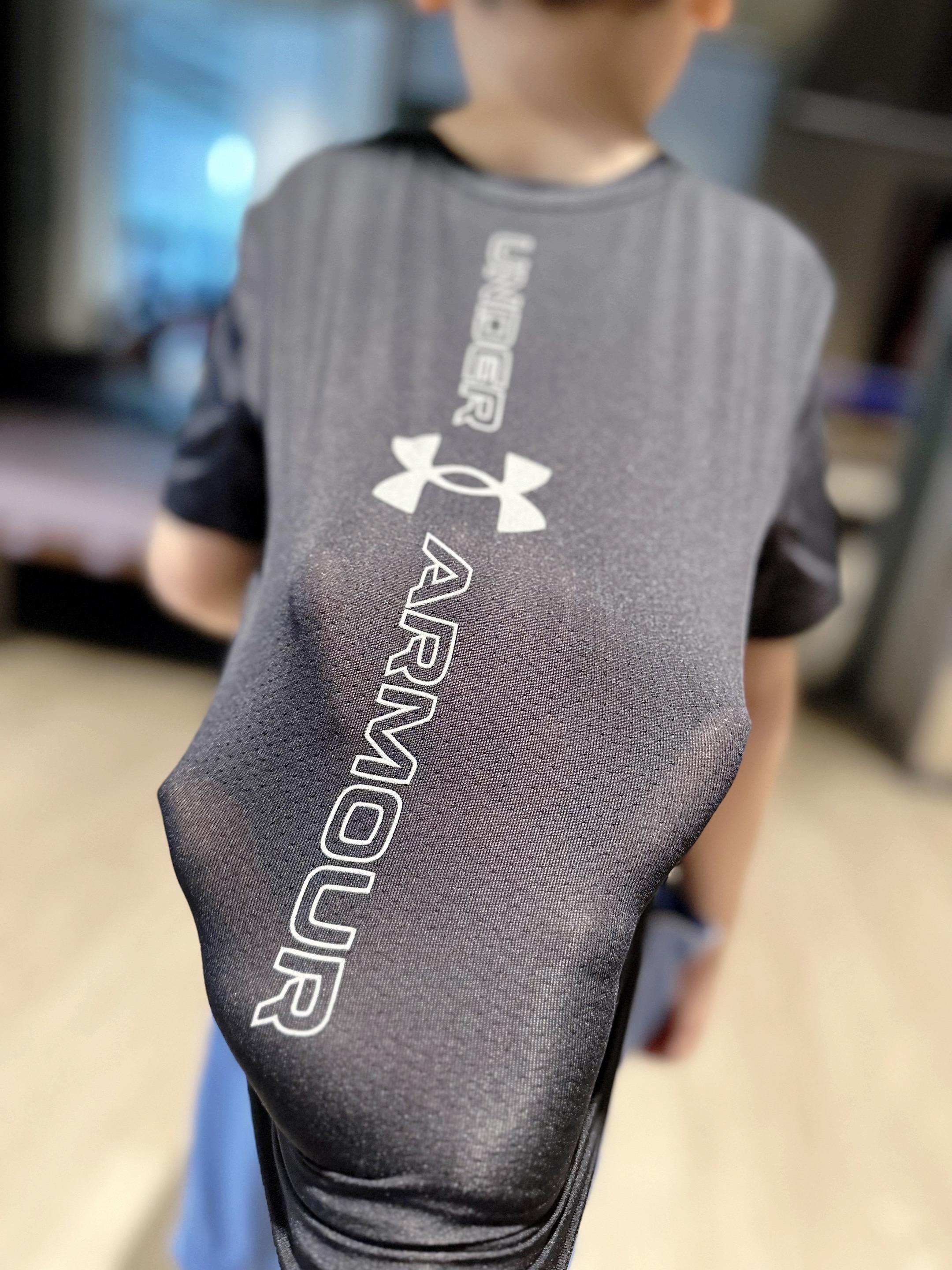 讲究品质的妈妈们一定要给孩子安排上，安德玛这款儿童速干T恤这个价格到手...