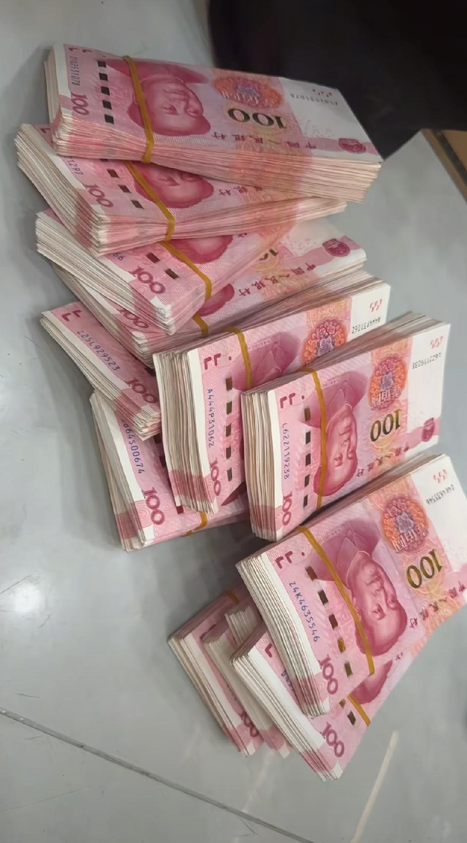 终于承认了：富人家是长辈给小辈钱，穷人家是小辈给长辈钱
 
原来人和人的差距，从