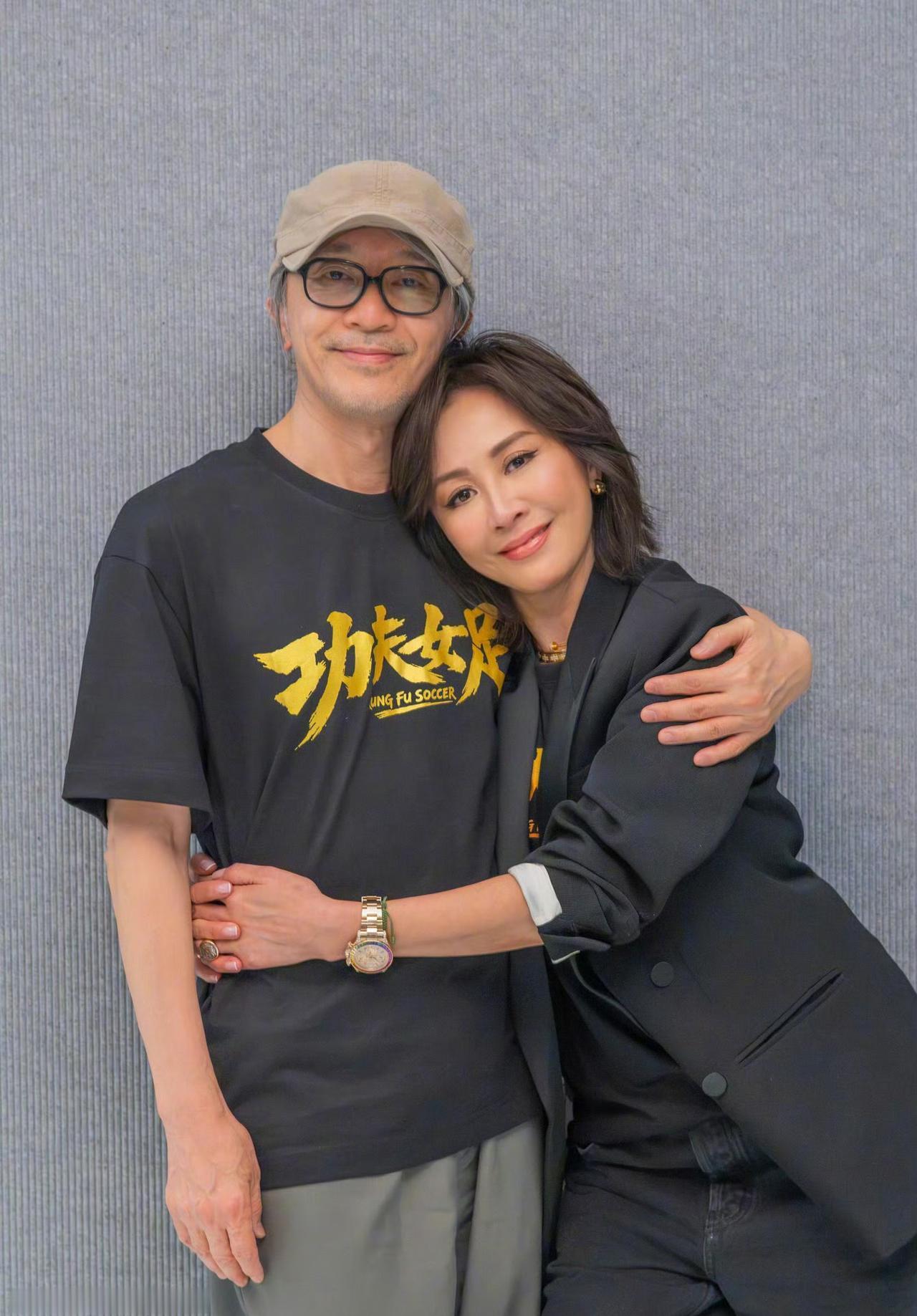 因为电影功夫女足
周星驰与刘嘉玲合了个影
照片中的他们这么亲密无间
好像情侣一样